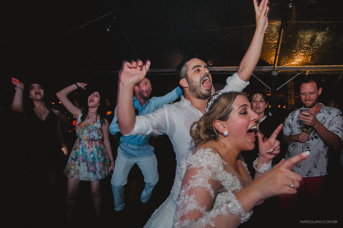 Noivos cantando em festa de casamento na Pousada Vila das Velas