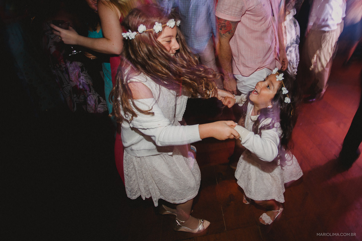 Crianças dançando em festa de casamento na Pousada Vila das Velas