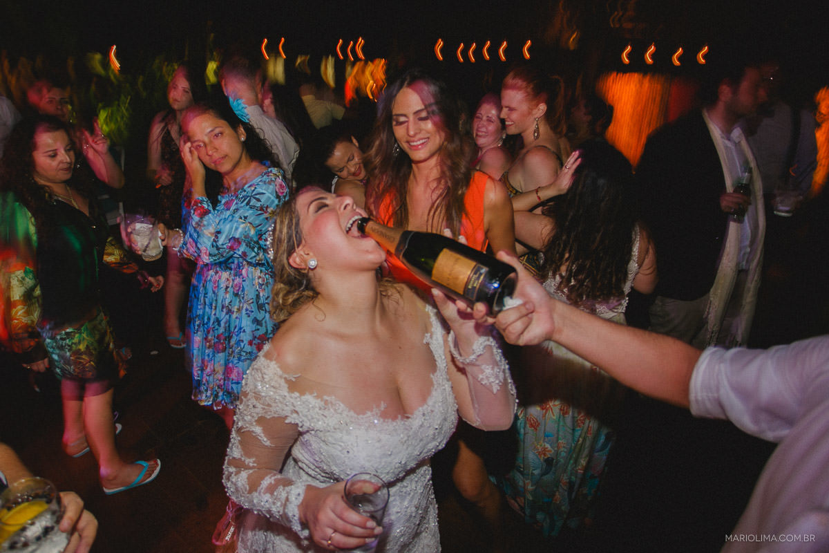 Noiva bebendo champagne em festa de casamento na Pousada Vila das Velas