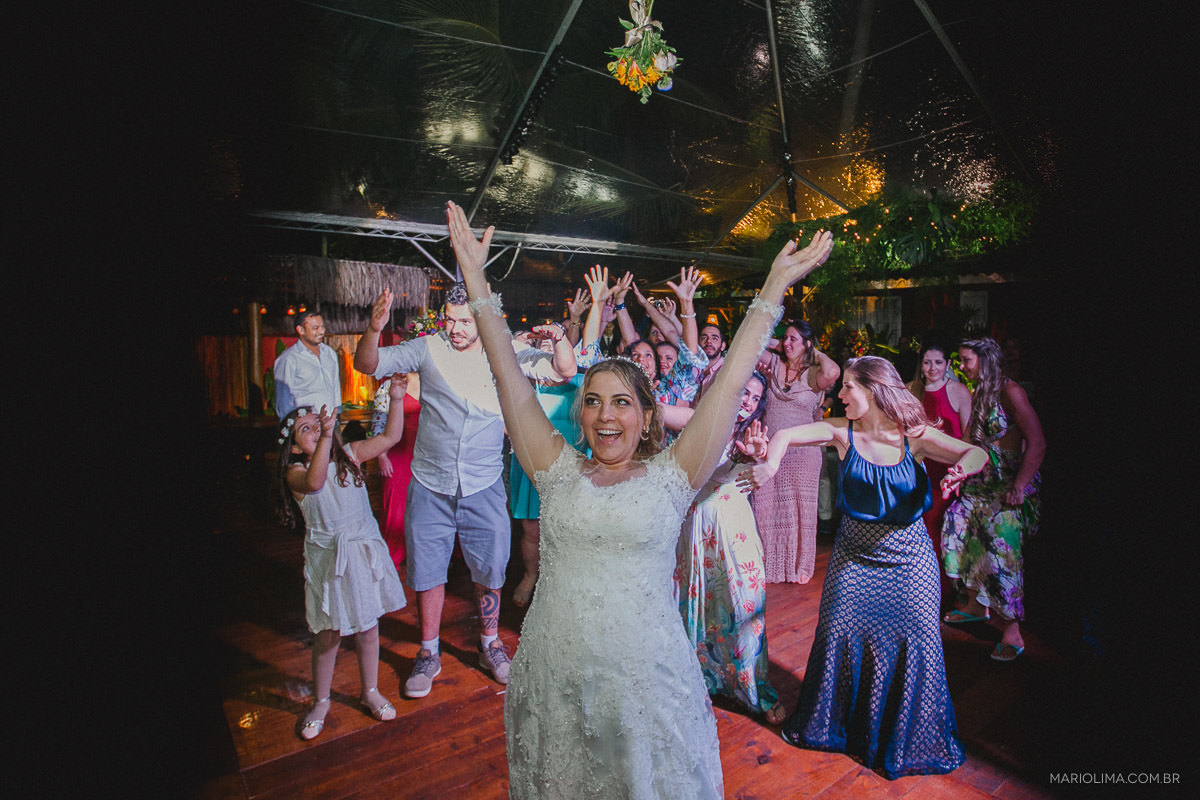 Noiva jogando o bouquet em festa de casamento na Pousada Vila das Velas