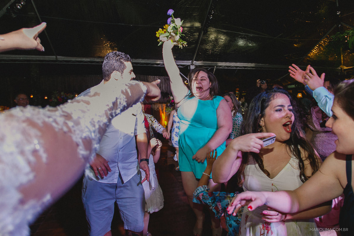 Fotografia de madrinha que pegou o bouquet de casamento em Pousada Vila das Velas