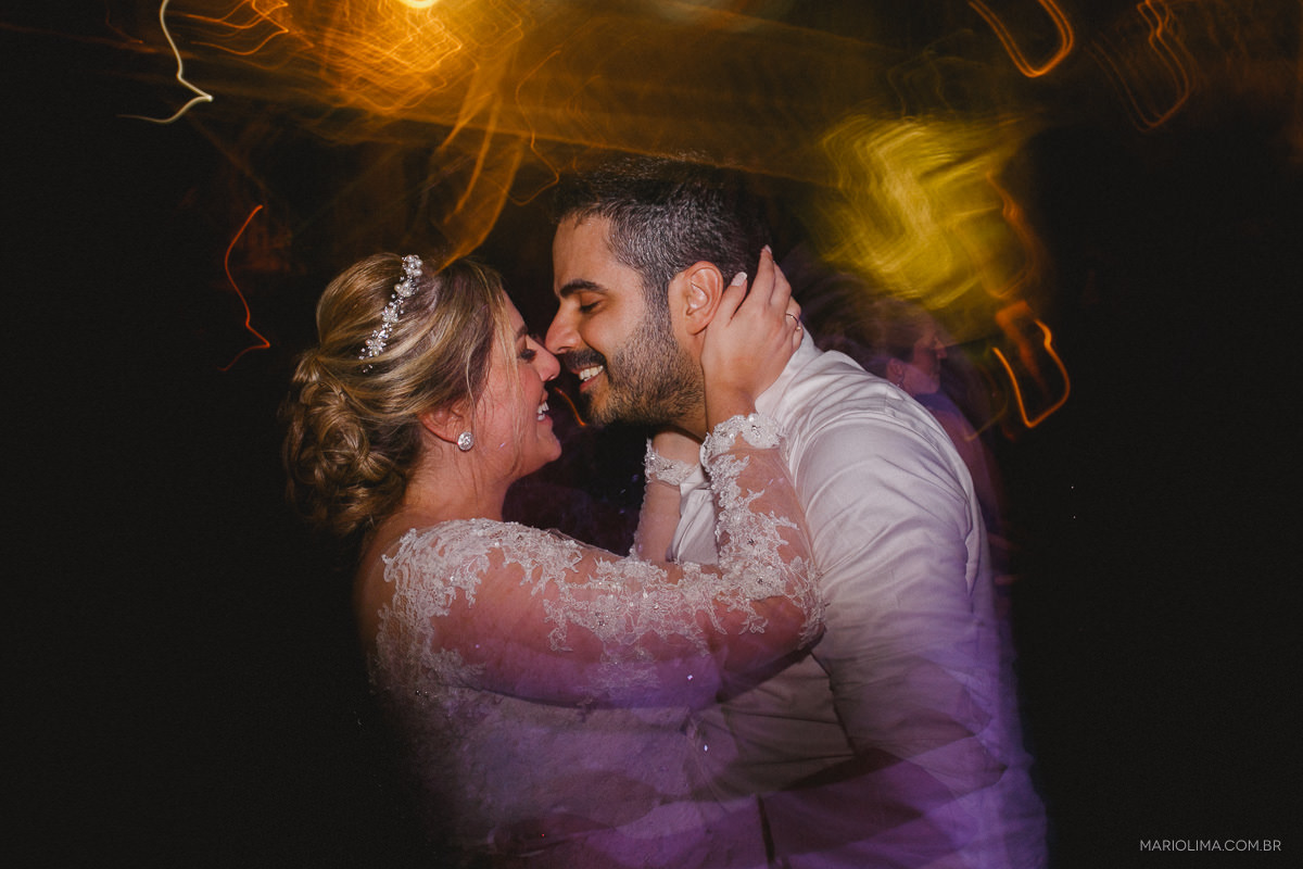 Fotografia de noivos emocionados em festa na Pousada Vila das Velas
