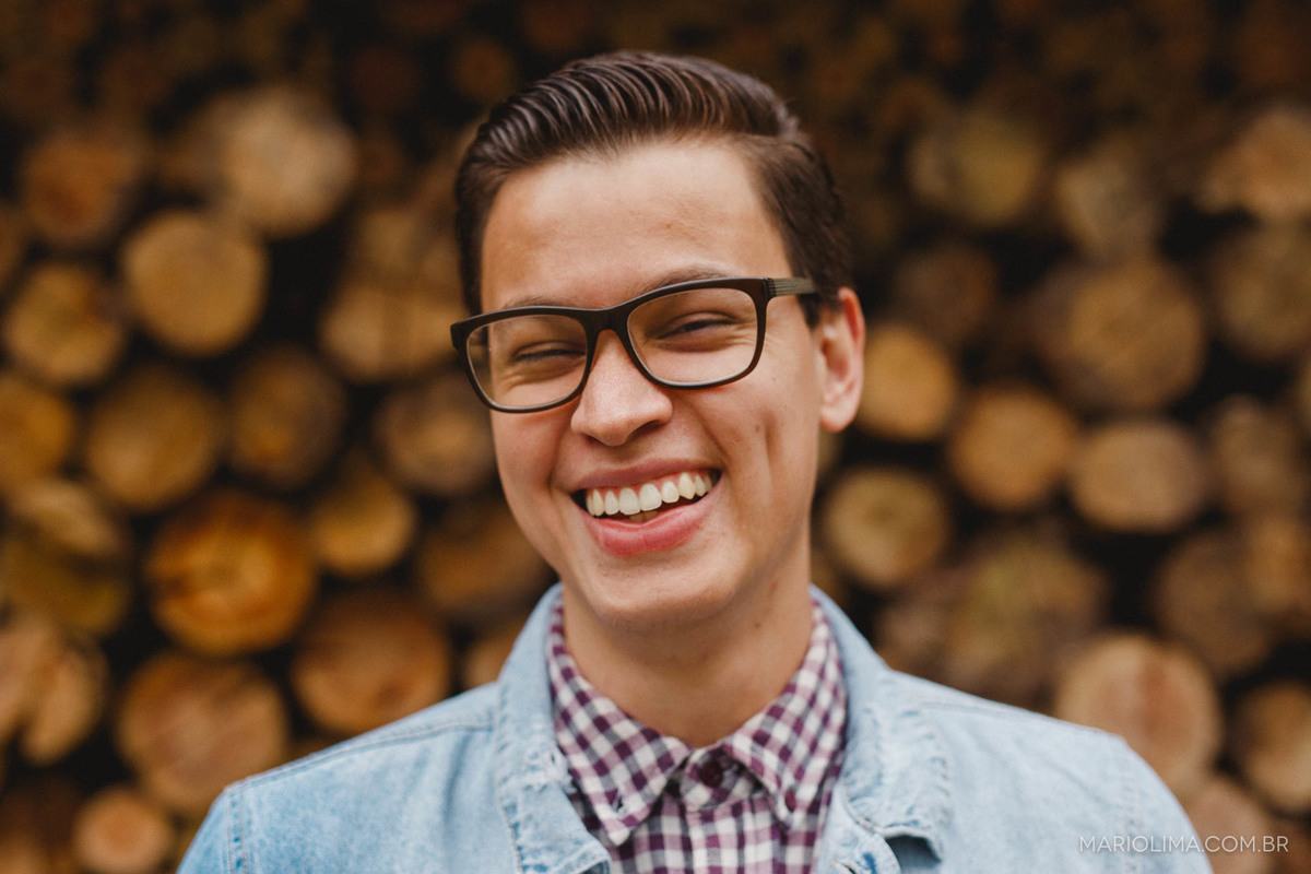 Marido sorrindo em ensaio fotográfico em Arujá