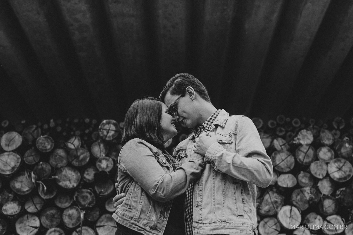 Casal se abraçando em Arujá
