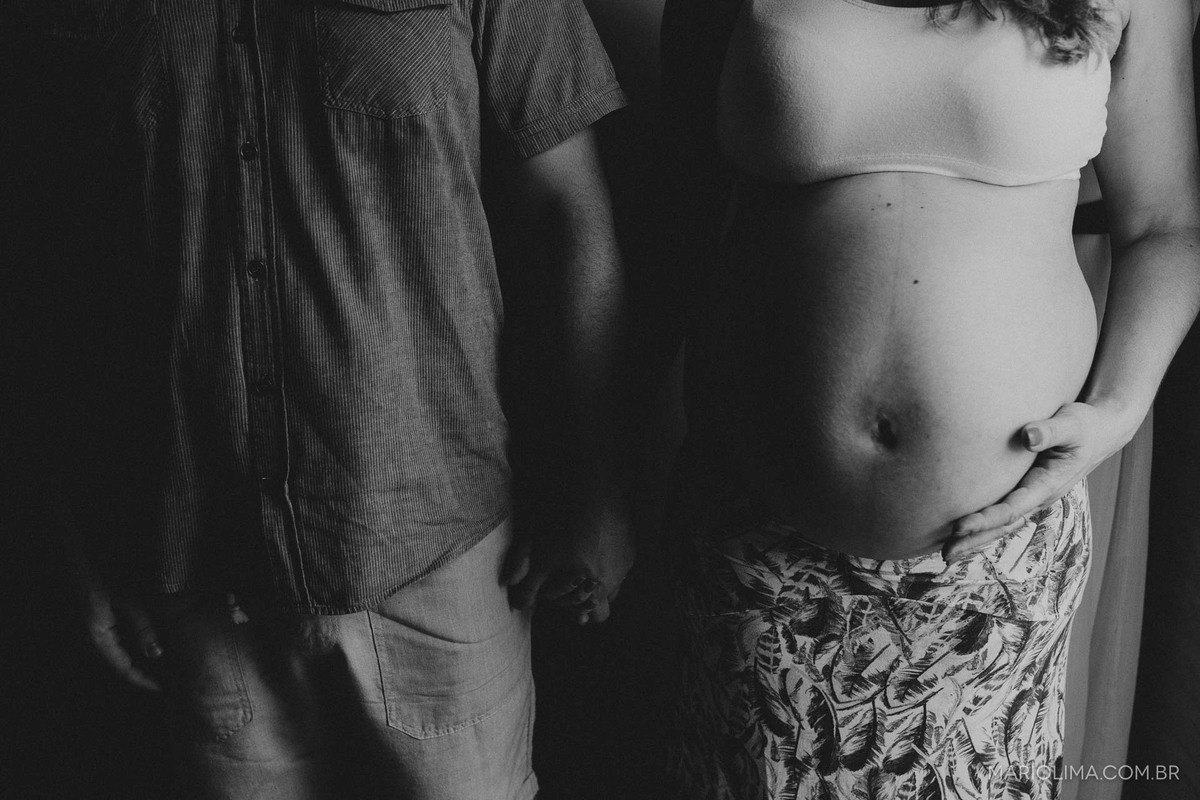 Fotografia de barriga de grávida junto com o pai