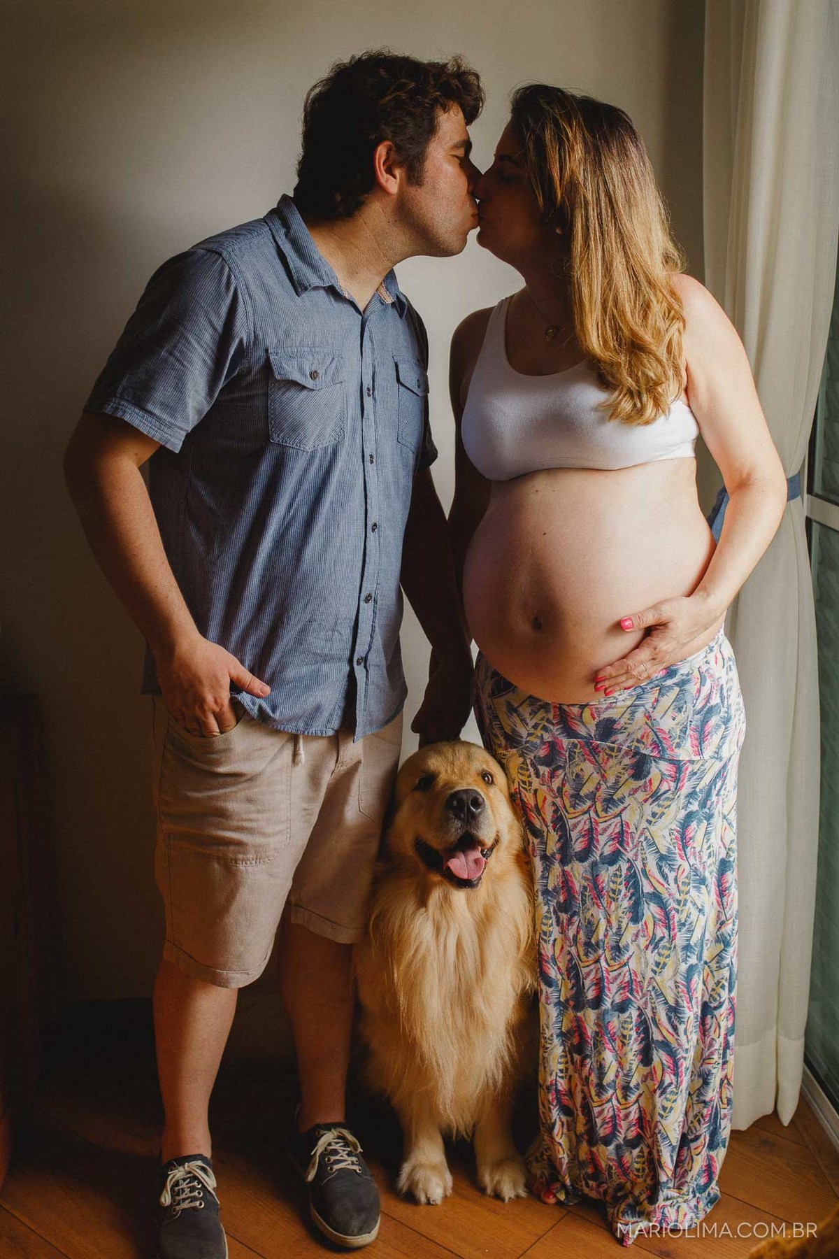 Fotografia de barriga de grávida junto com o pai e o cachorro