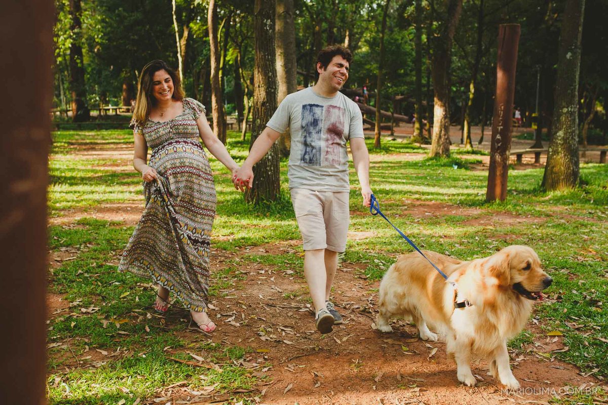 Retrato de pais caminhando com cachorro no Parque Celso Daniel em Santo André