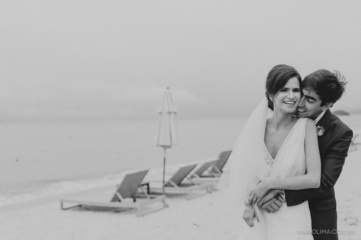 Fotografia de noivos abraçados na praia de Caraguatatuba