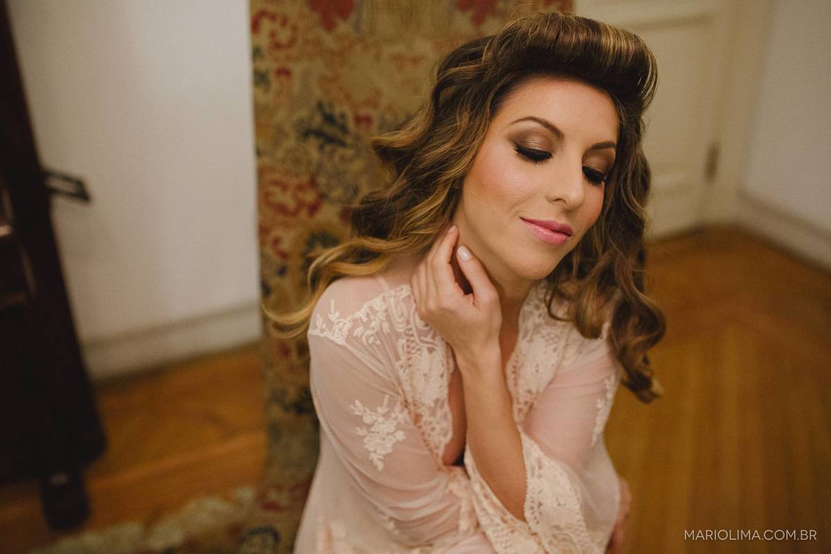 Making of de noiva com a mão no pescoço