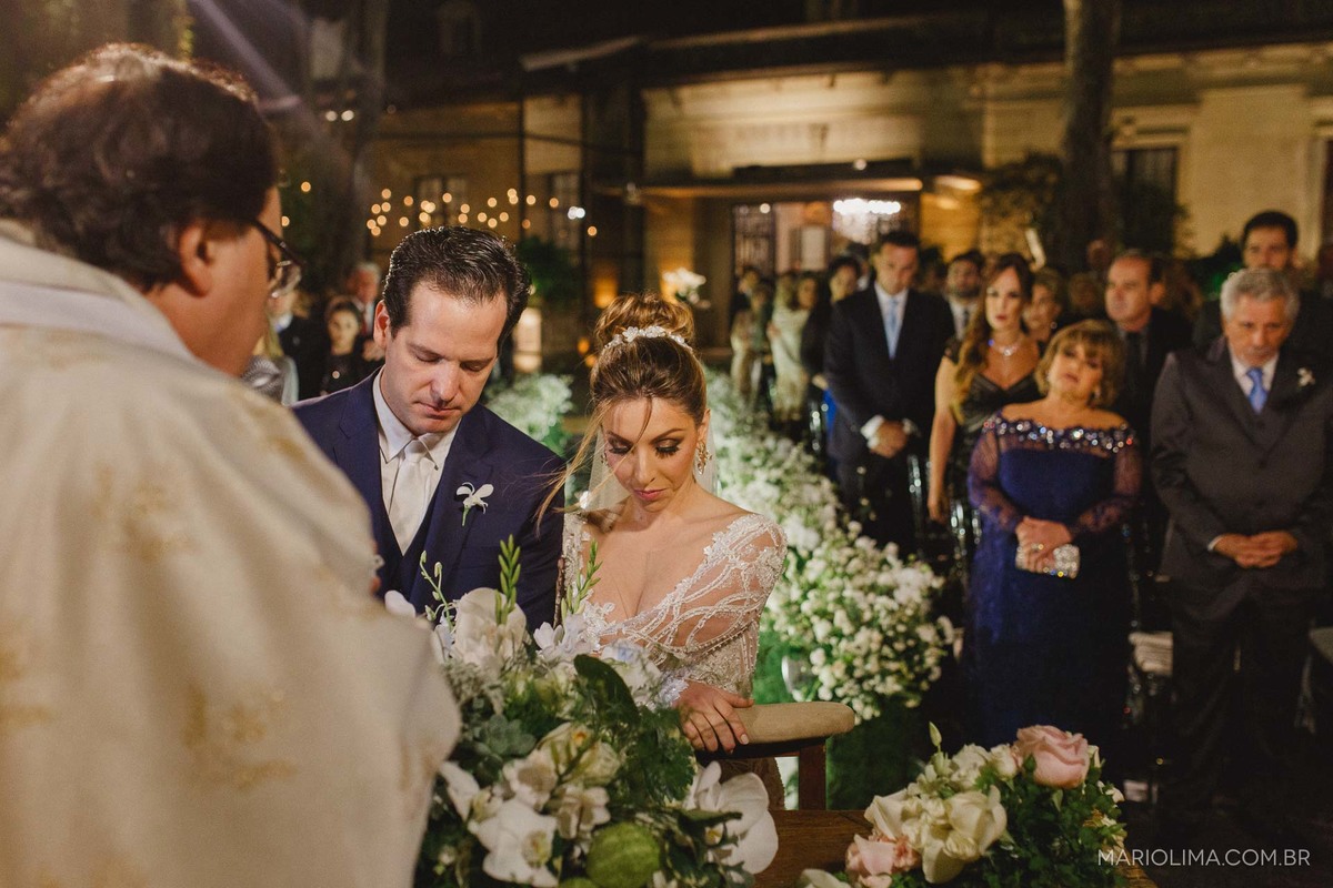 Padre Marco Antonio realizando a benção aos noivos