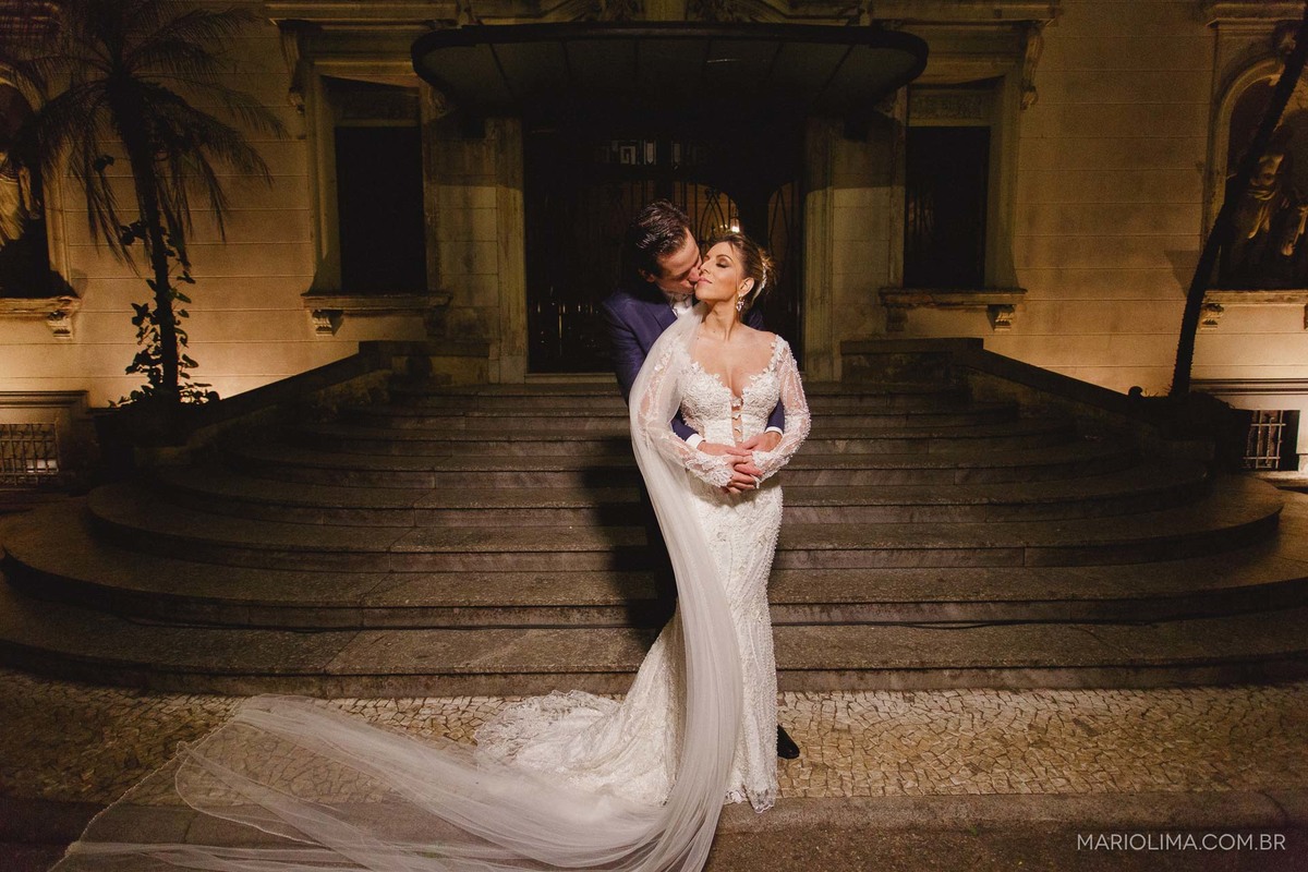 Beijo dos noivos em cerimônia de casamento no Iate Clube de Santos em Higienópolis