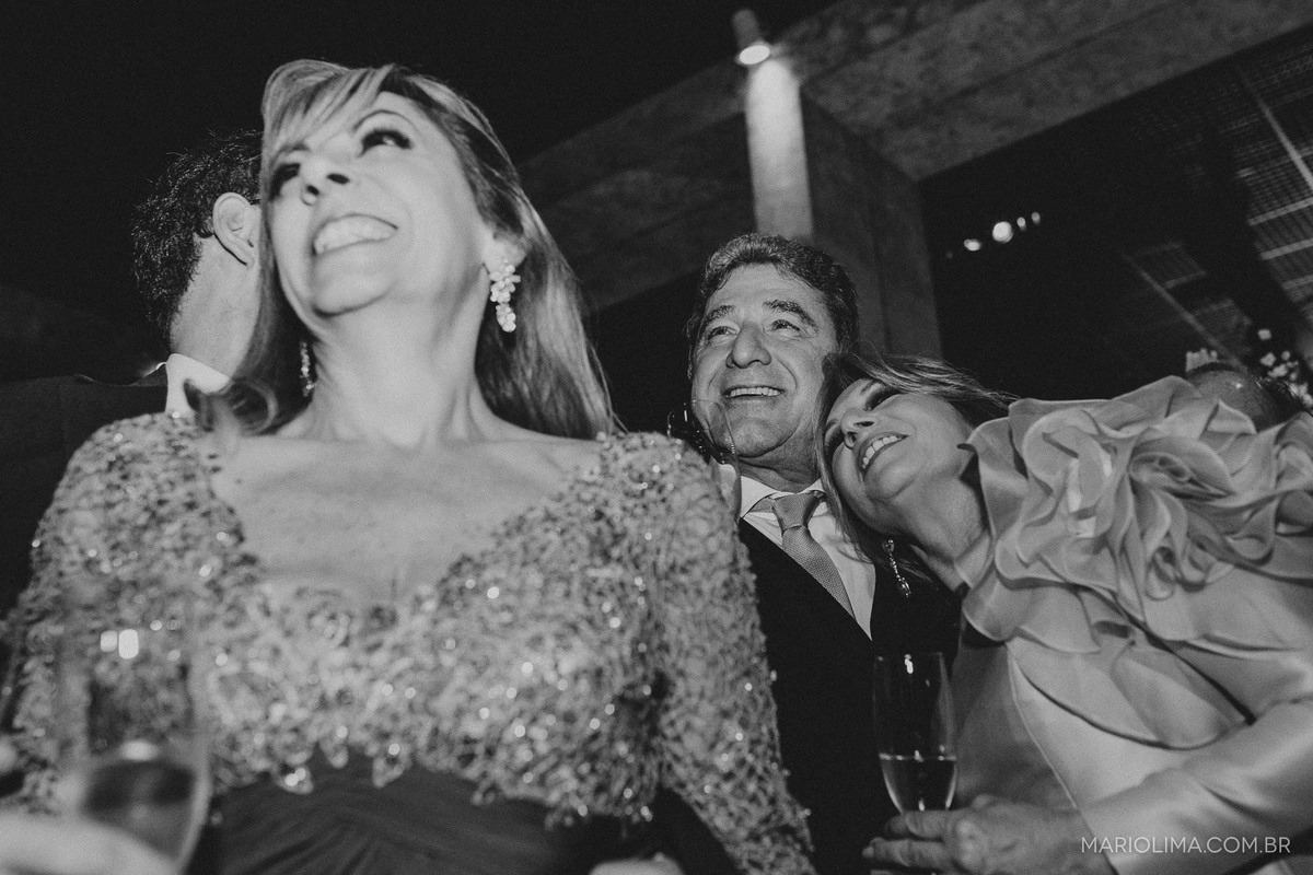 Pais da noiva sorrindo em festa de casamento no Iate Clube de Santos em Higienópolis