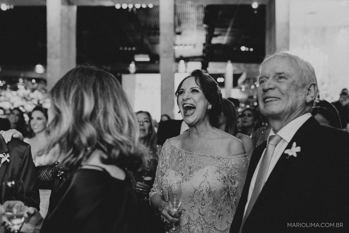 Pais felizes olhando os noivos em Iate Clube de Santos em Higienópolis