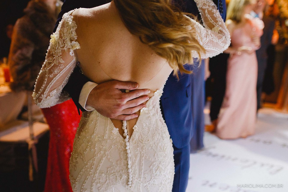 Noivos dançando em festa de casamento no Iate Clube de Santos em Higienópolis