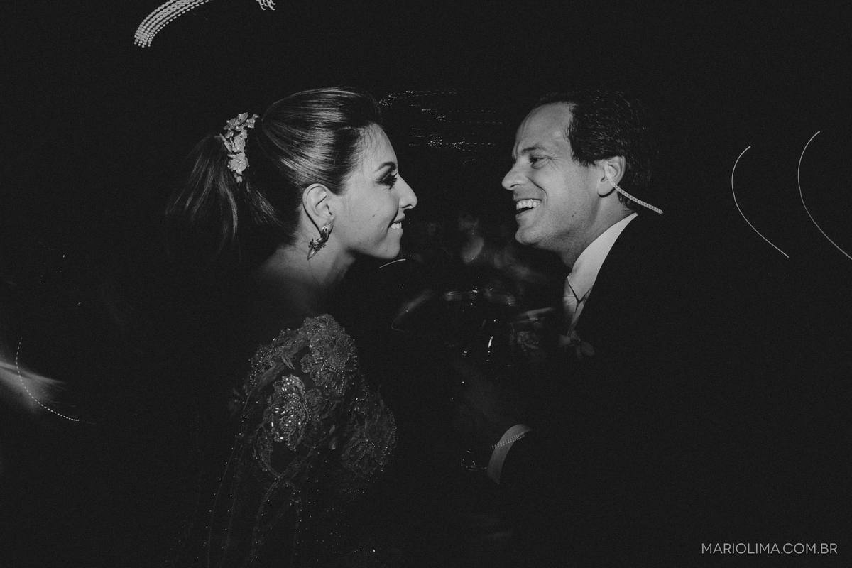 Fotografia de noivos dançando em festa no Iate Clube de Santos em Higienópolis