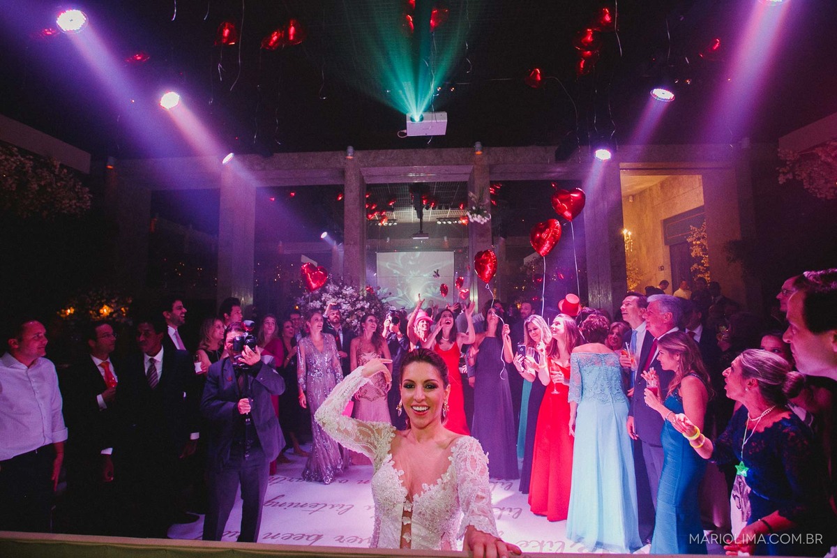Noiva jogando o bouquet em festa de casamento no Iate Clube de Santos em Higienópolis