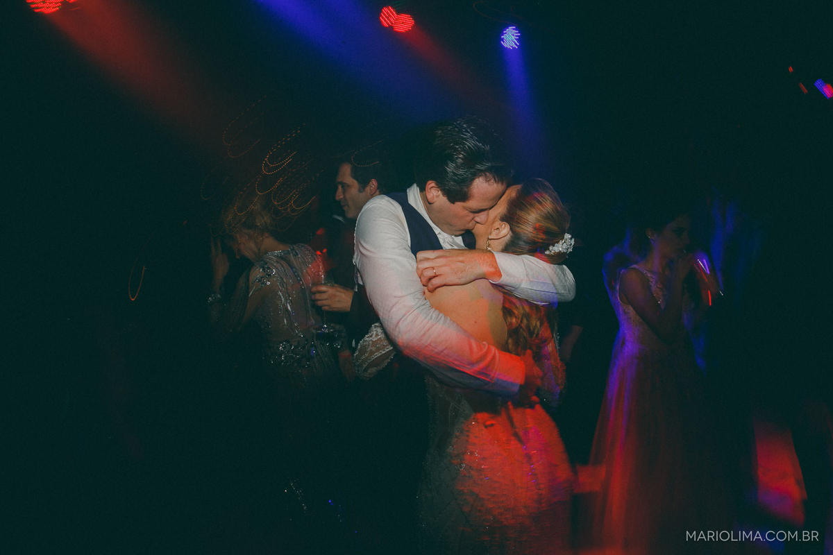 Noivo abraçando madrinha em festa de casamento no Iate Clube de Santos em Higienópolis
