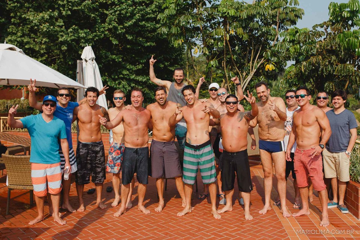 Retrato de Noivo com os amigos em clube 