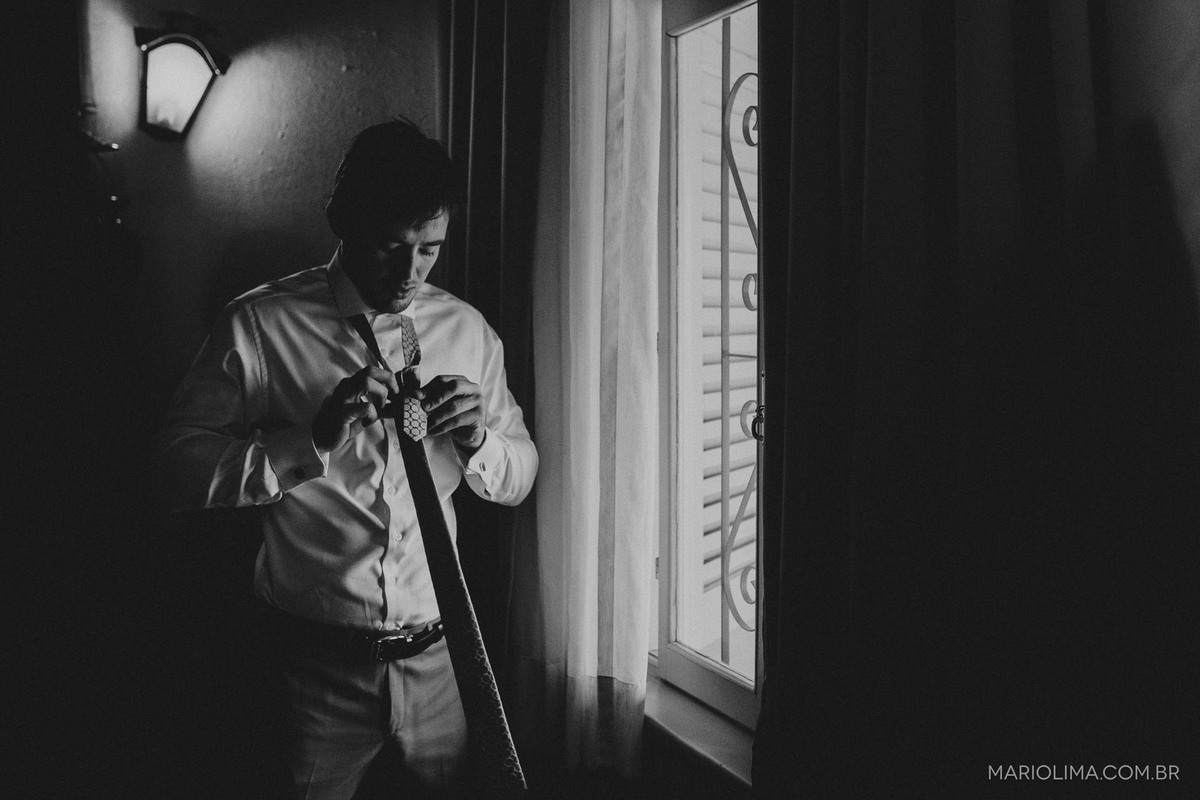 Making of do noivo colocando a gravata