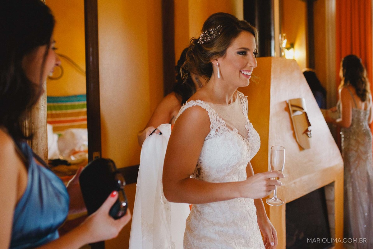 Fotografia de noiva bebendo champagne em Hotel Villa Rossa