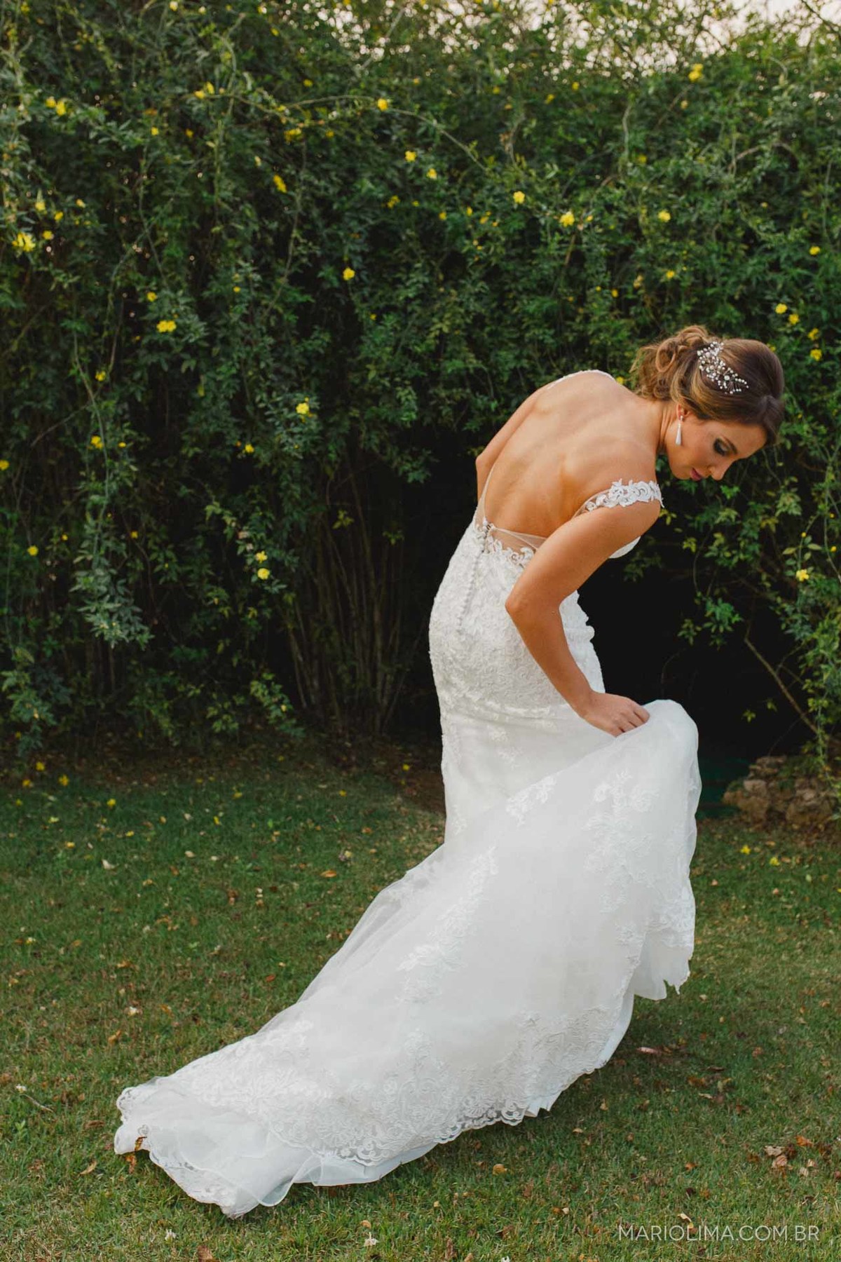Retrato de noiva segurando o vestido em Hotel Villa Rossa