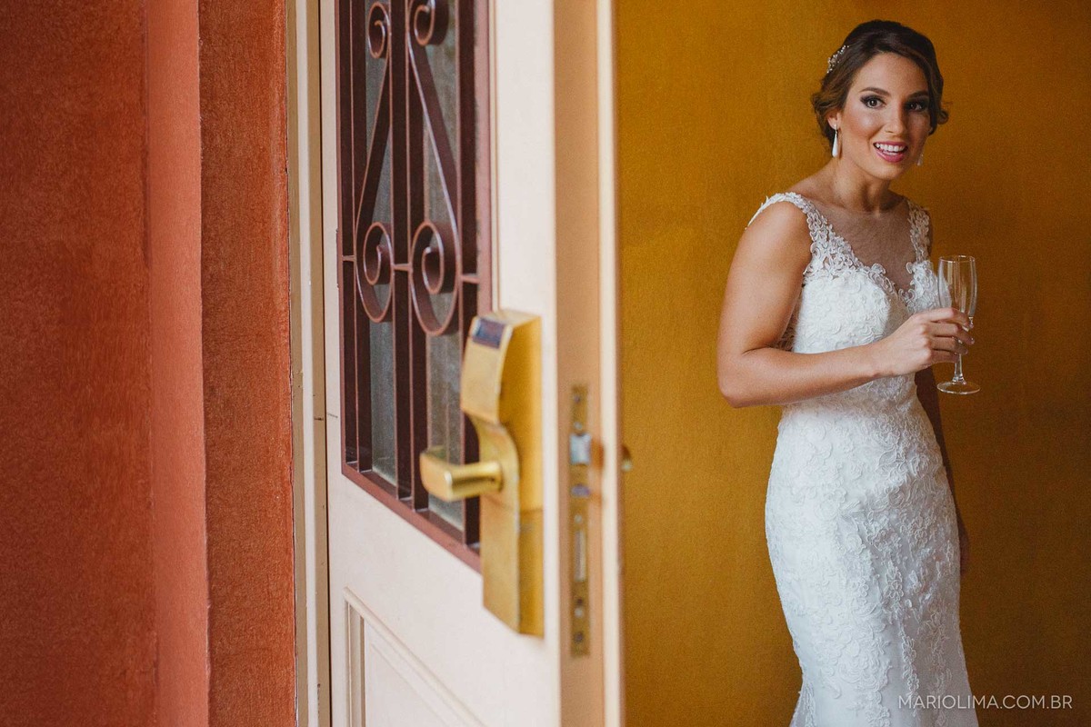 Retrato de noiva com taça de champagne