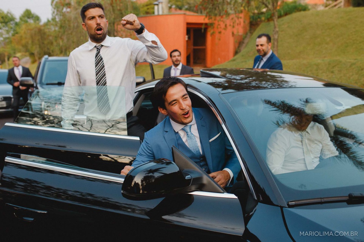 Noivo saindo do carro para cerimônia de casamento no Gare da Mata em São Roque - SP