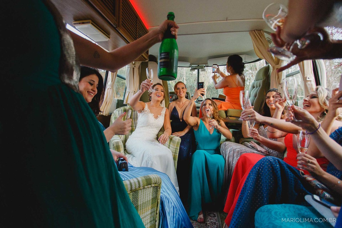 Brinde entre noivas, madrinhas e convidados 