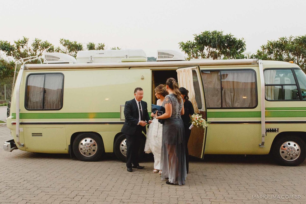 Noiva descendo do ônibus para cerimônia de casamento em Gare da Mata em São Roque - SP