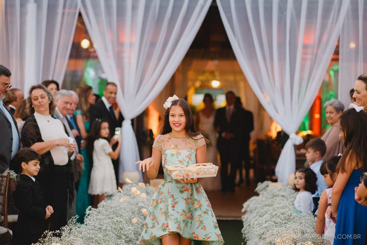 Daminha entrando com as alianças em Gare da Mata em São Roque - SP