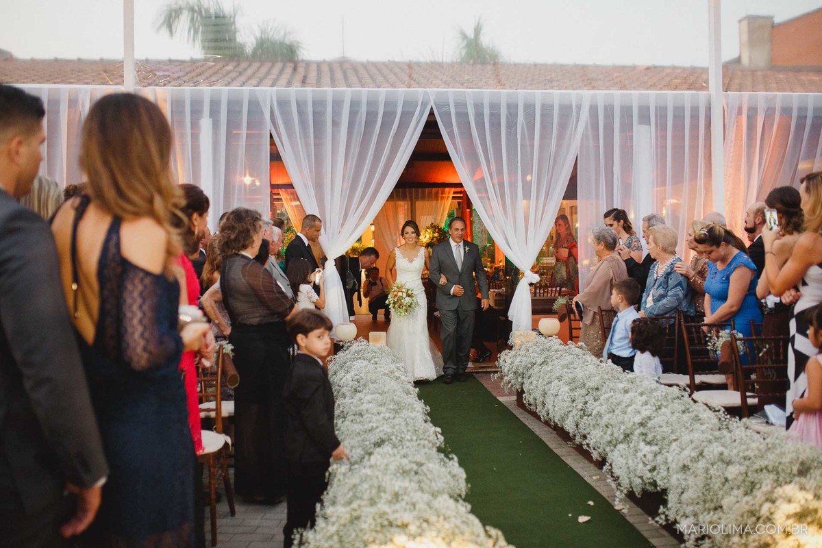 Noiva entrando com o pai em cerimônia de casamento no Gare da Mata em São Roque - SP