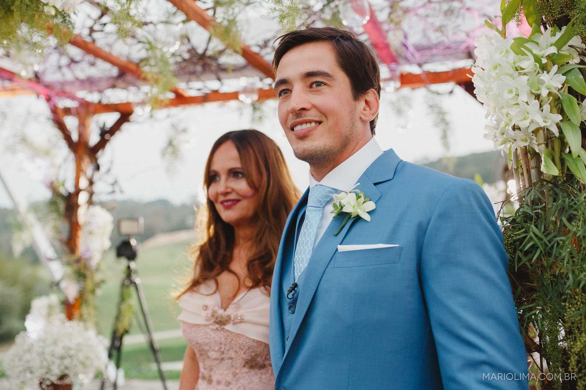 Noivo com a mãe aguardando a noiva em cerimônia de casamento no Gare da Mata em São Roque - SP