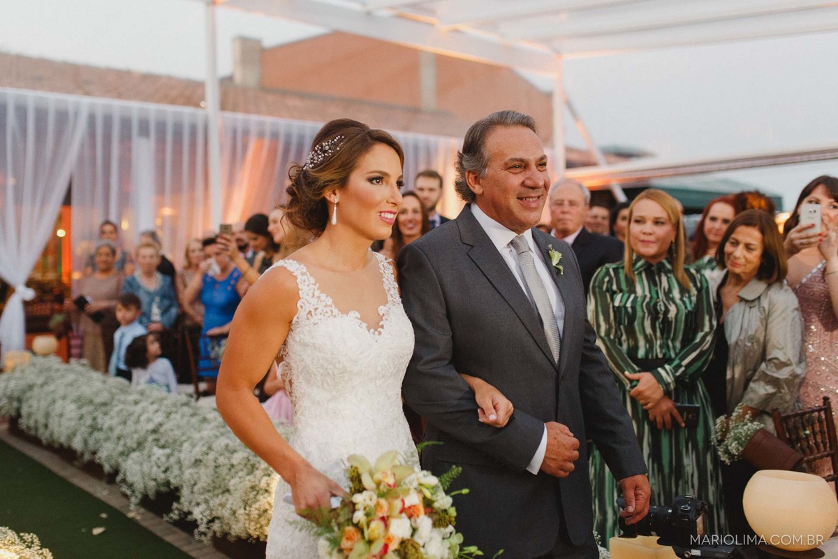 Noiva entrando com o pai em cerimônia de casamento no Gare da Mata em São Roque - SP