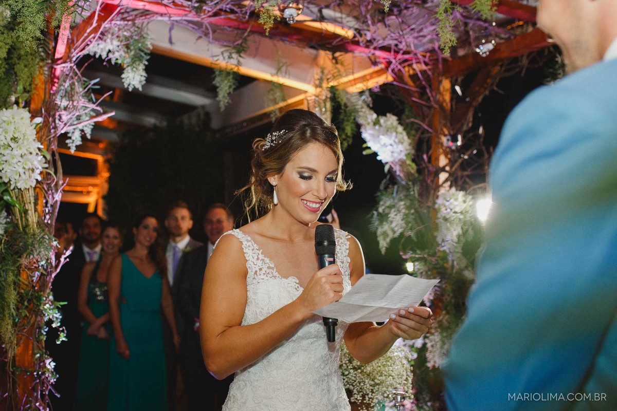 Noiva trocando votos em cerimônia de casamento no Gare da Mata em São Roque - SP