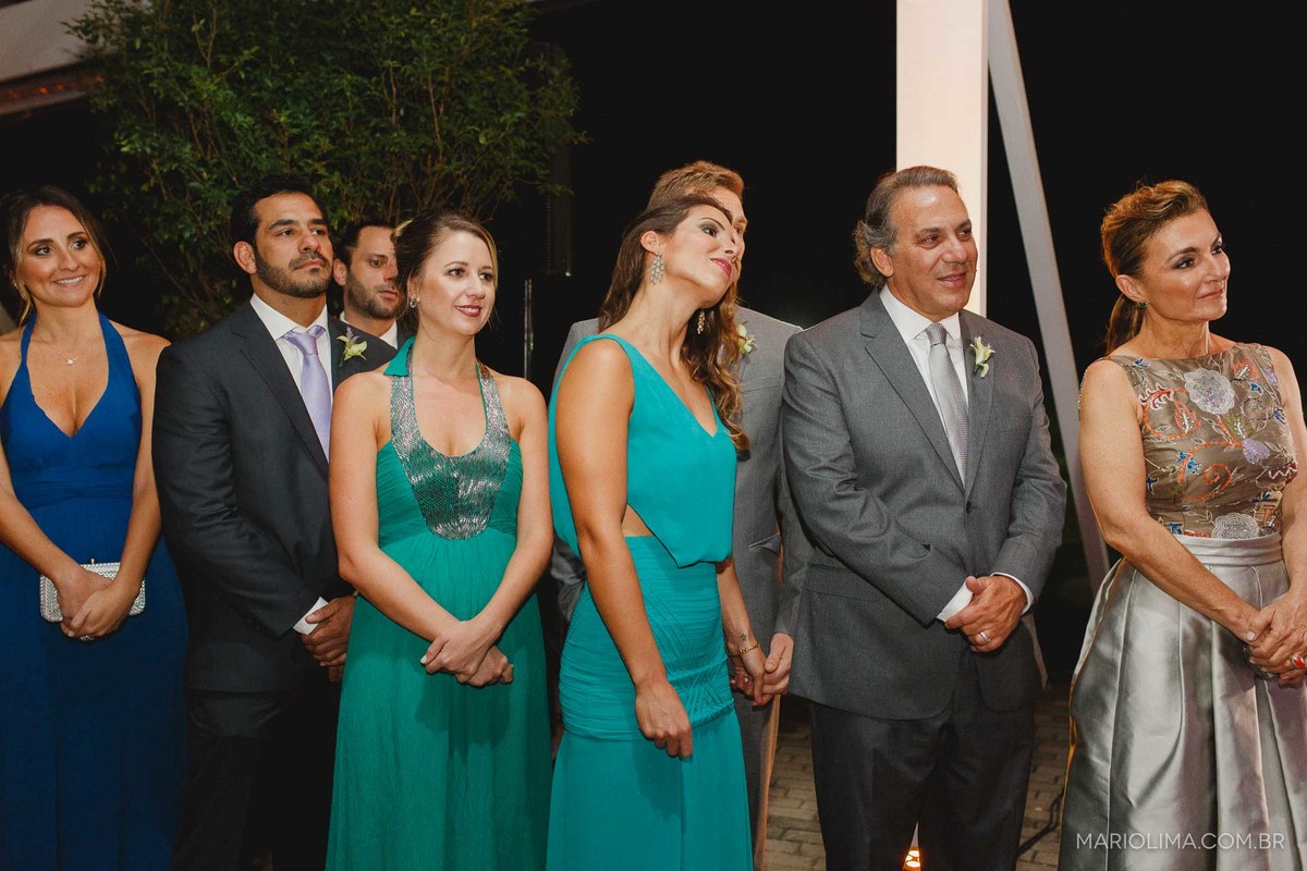 Padrinhos emocionados ouvindo os votos da noiva em cerimônia de casamento no Gare da Mata em São Roque - SP