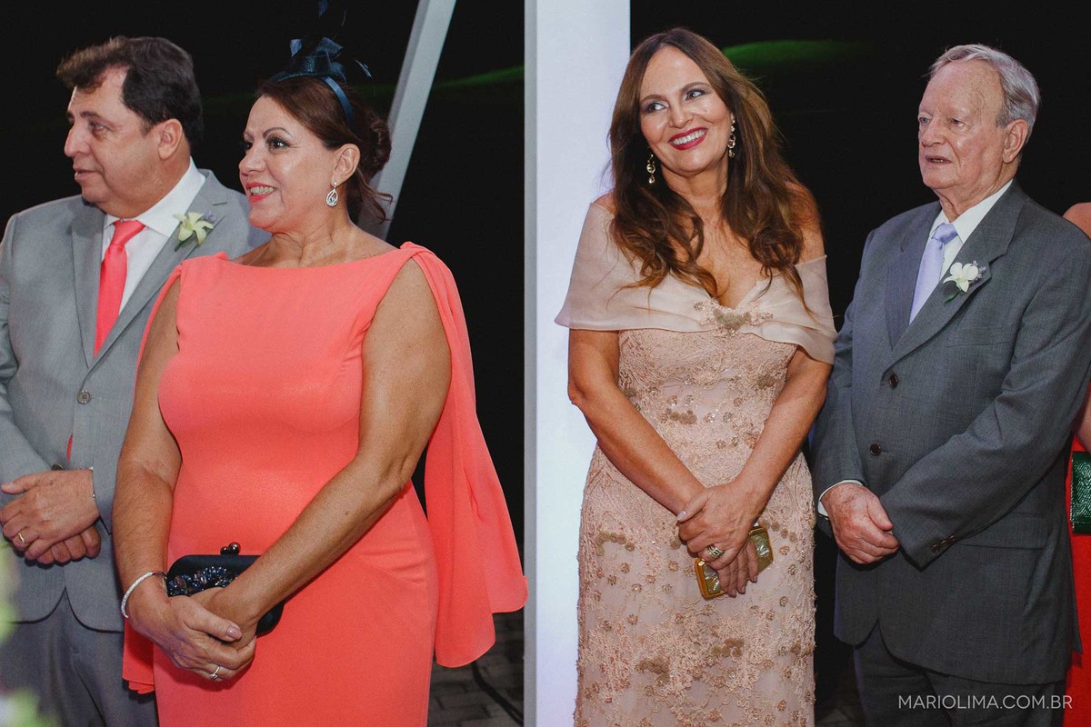 Pais dos noivos emocionados ouvindo a troca de votos em cerimônia de casamento no Gare da Mata em São Roque - SP