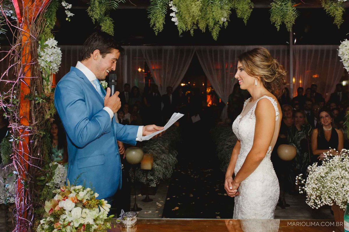 Noivo trocando votos em cerimônia de casamento no Gare da Mata em São Roque - SP