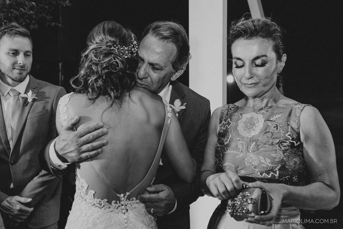 Noiva cumprimentando os pais em cerimônia de casamento no Gare da Mata em São Roque - SP