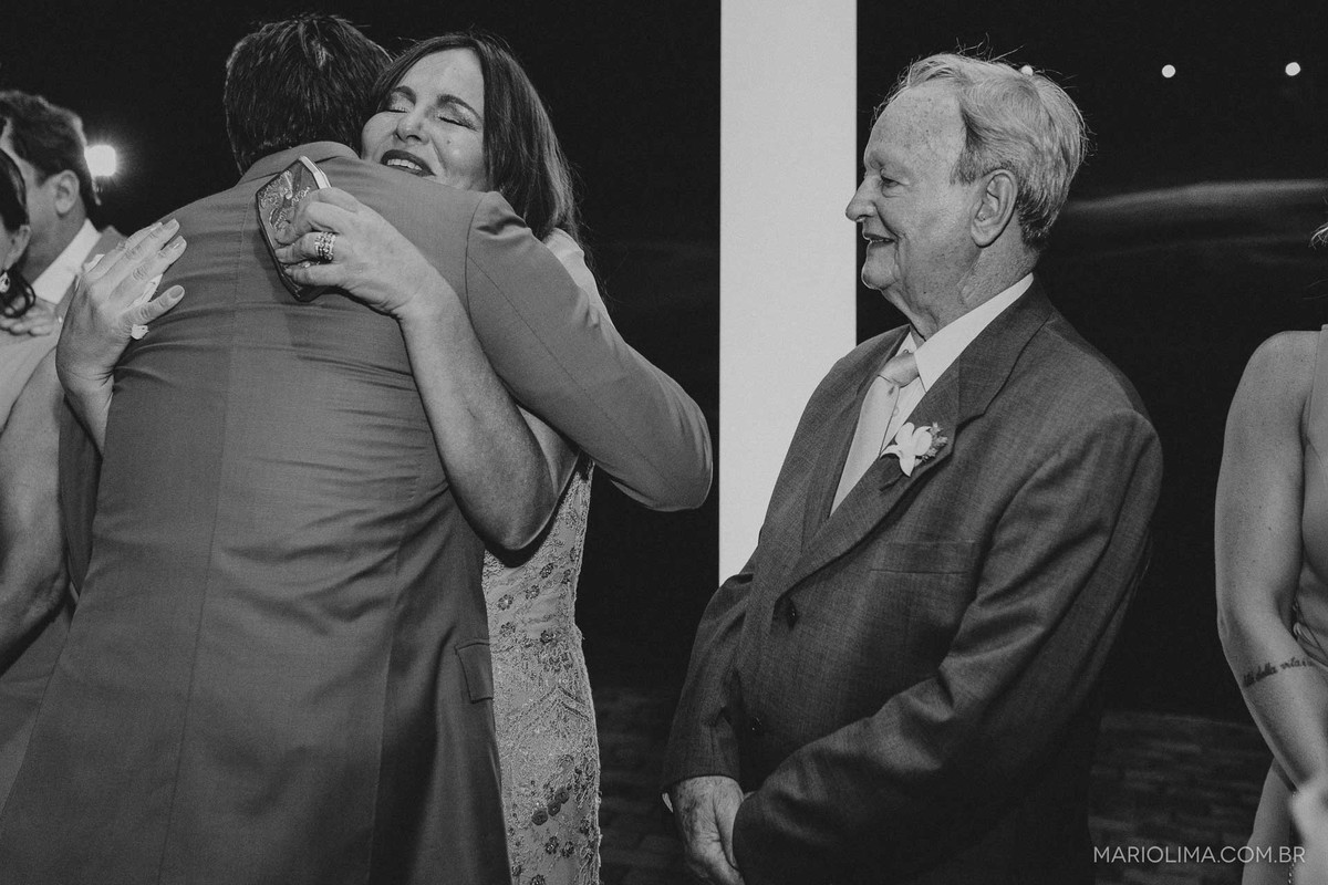 Noivo abraçando a mãe em cerimônia de casamento no Gare da Mata em São Roque - SP