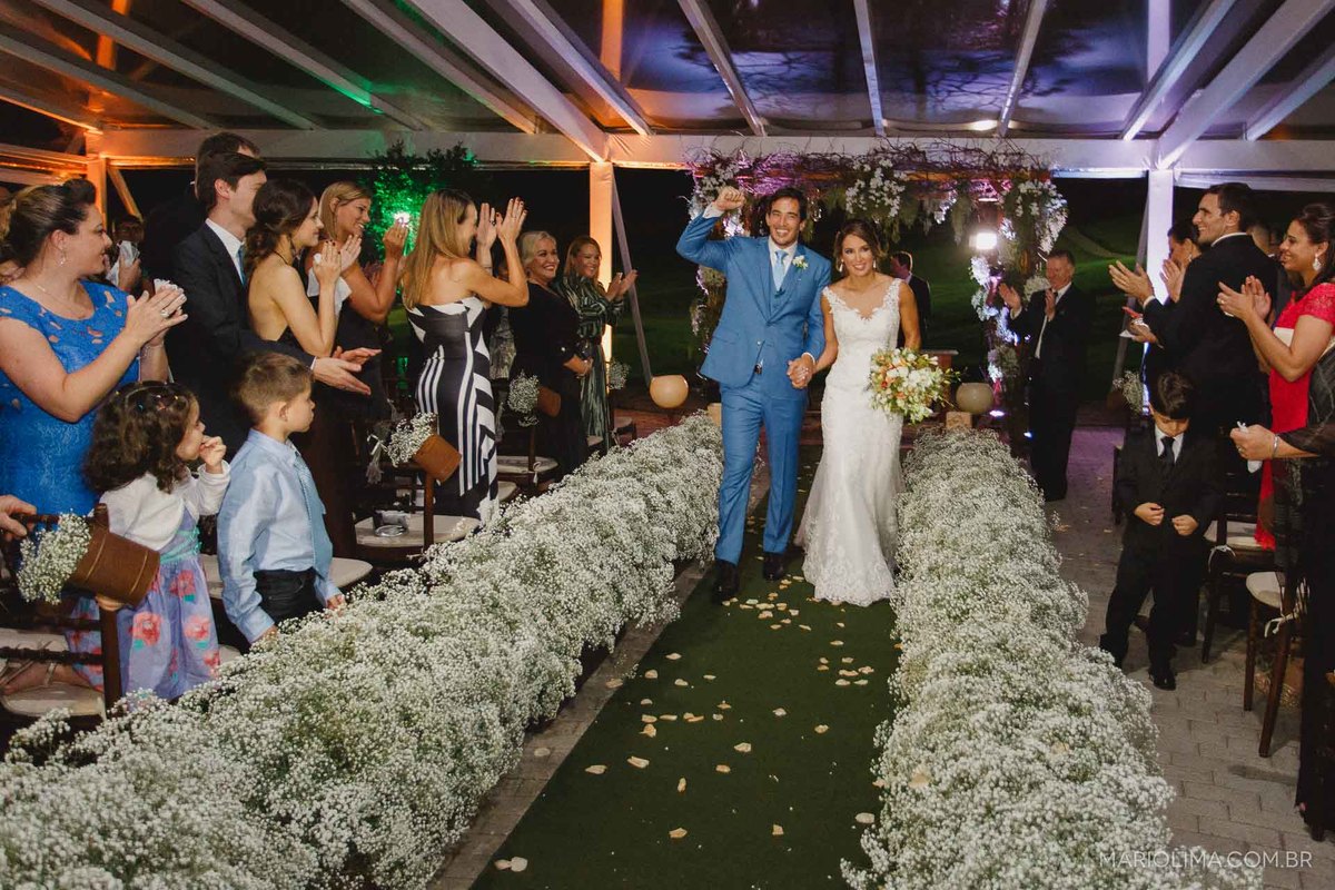 Noivos saindo da cerimônia de casamento no Gare da Mata em São Roque - SP