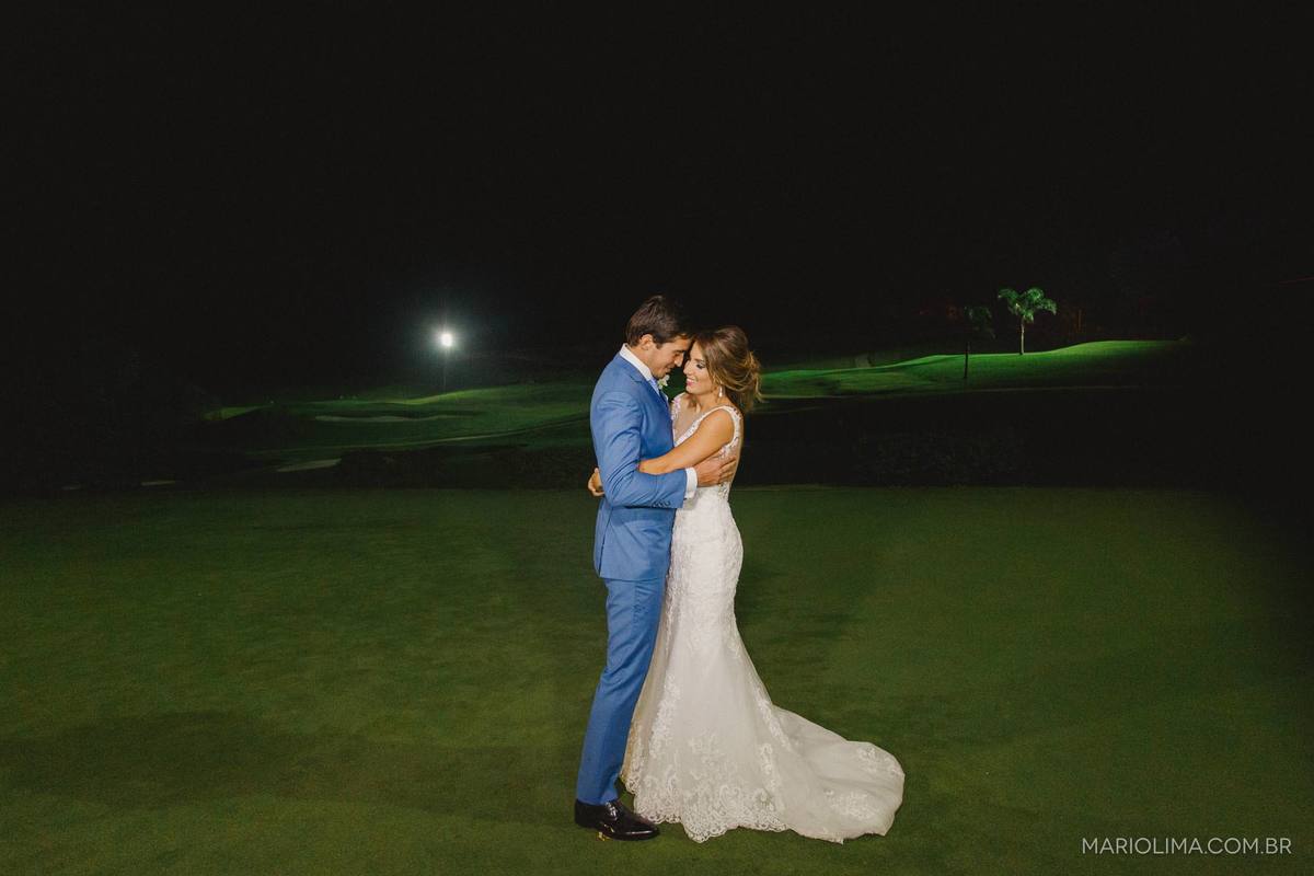 Fotografia de noivos abraçados em Gare da Mata em São Roque - SP