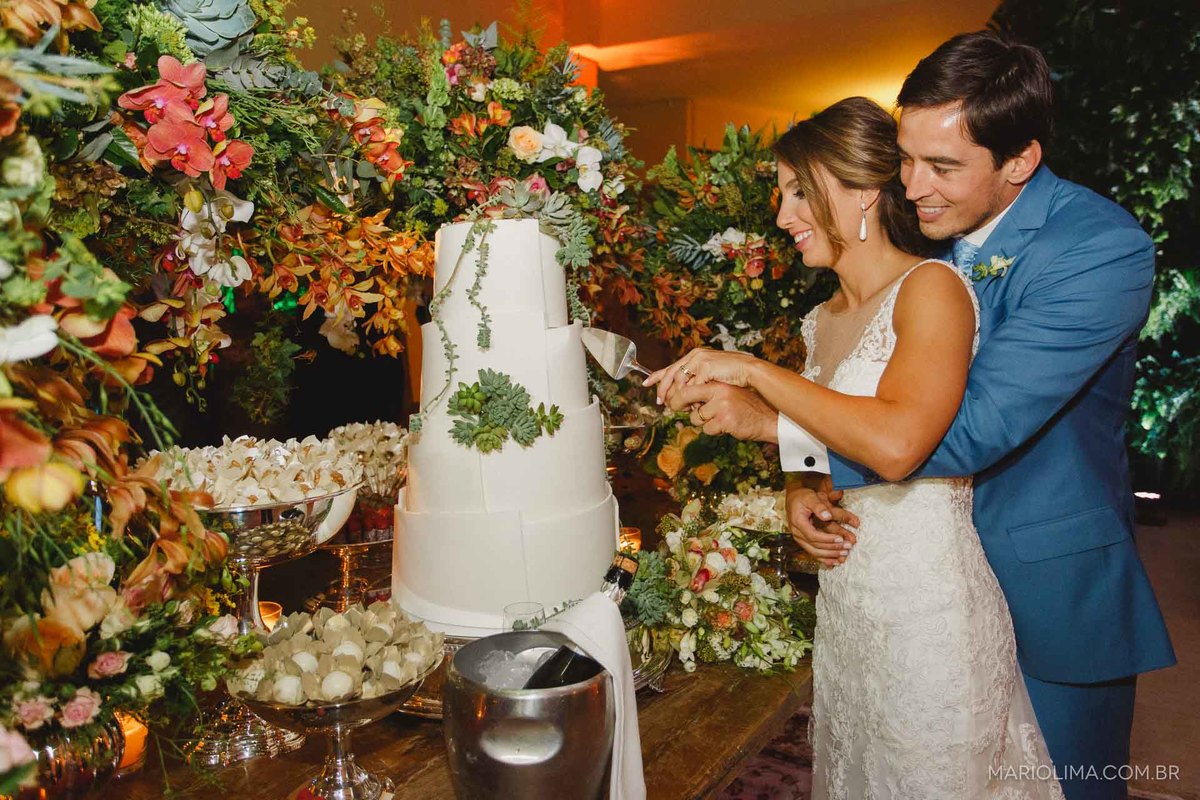 Noivos cortando o bolo de casamento feito por Leila Savioli em festa de casamento no Gare da Mata em São Roque - SP