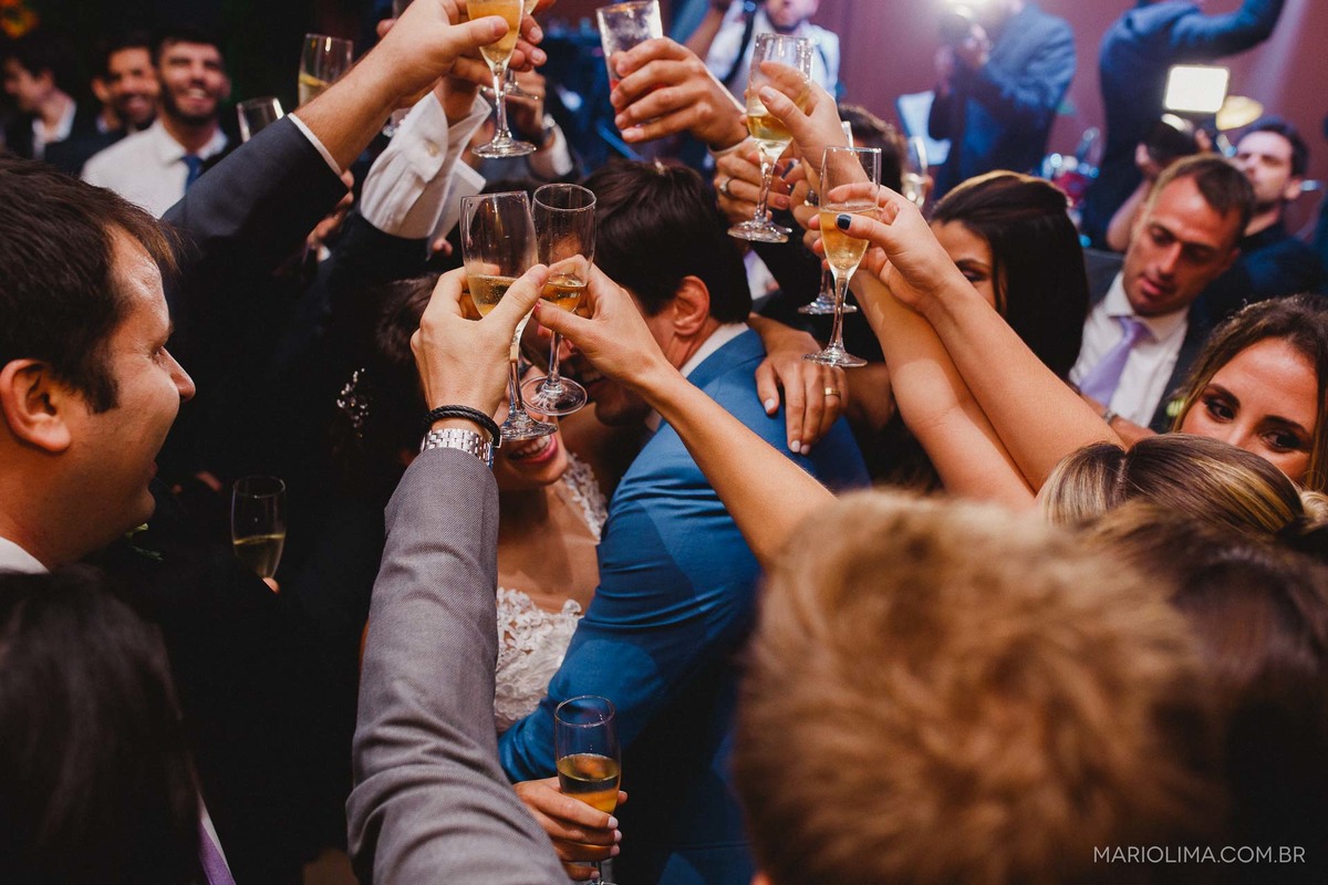 Brinde dos padrinhos aos noivos em festa de casamento no Gare da Mata em São Roque - SP