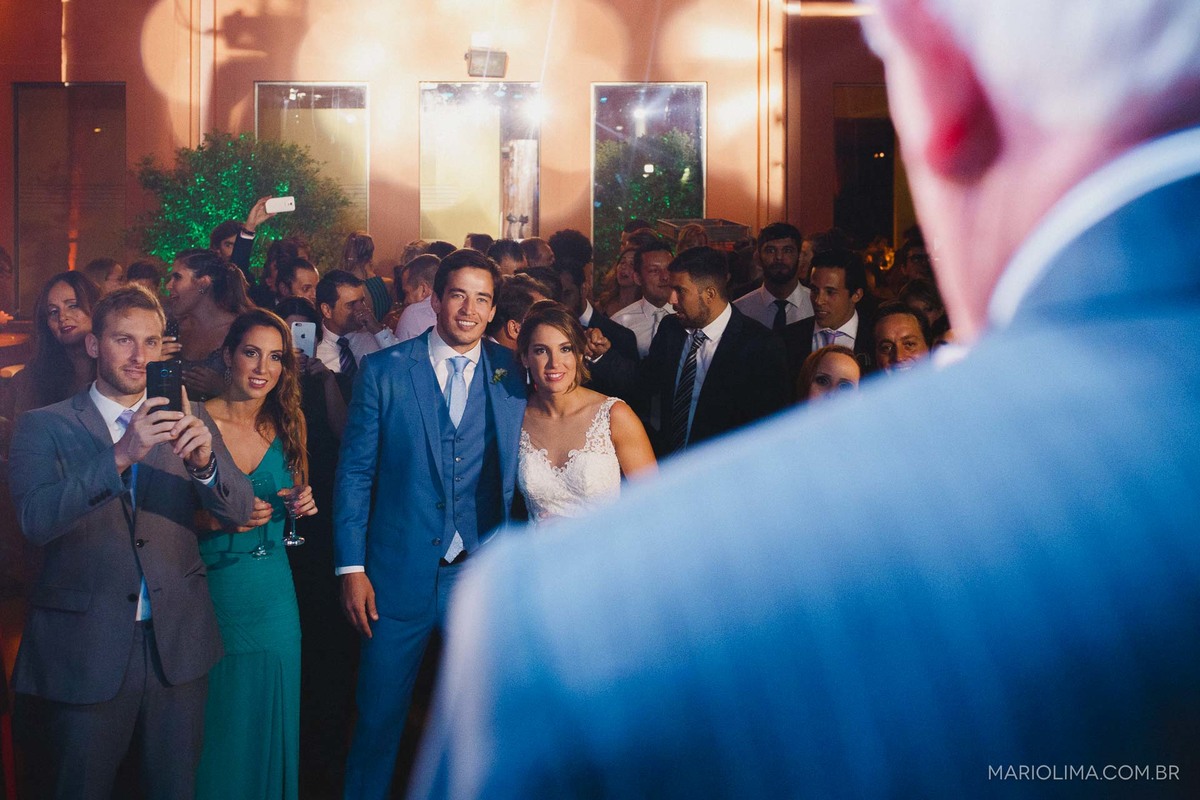 Noivos e padrinhos vendo o discurso do pai em festa de casamento no Gare da Mata em São Roque - SP