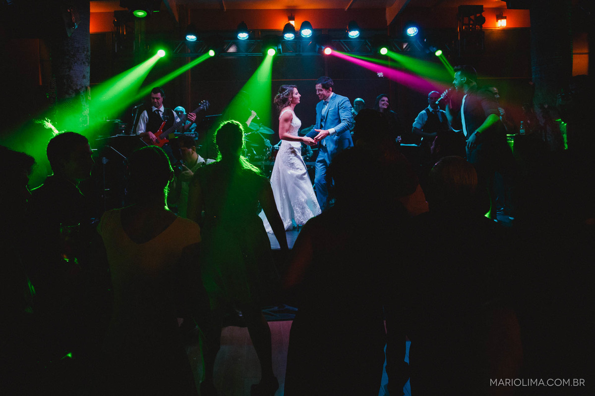 Noivos no palco com a banda SP3 em festa de casamento no Gare da Mata em São Roque - SP