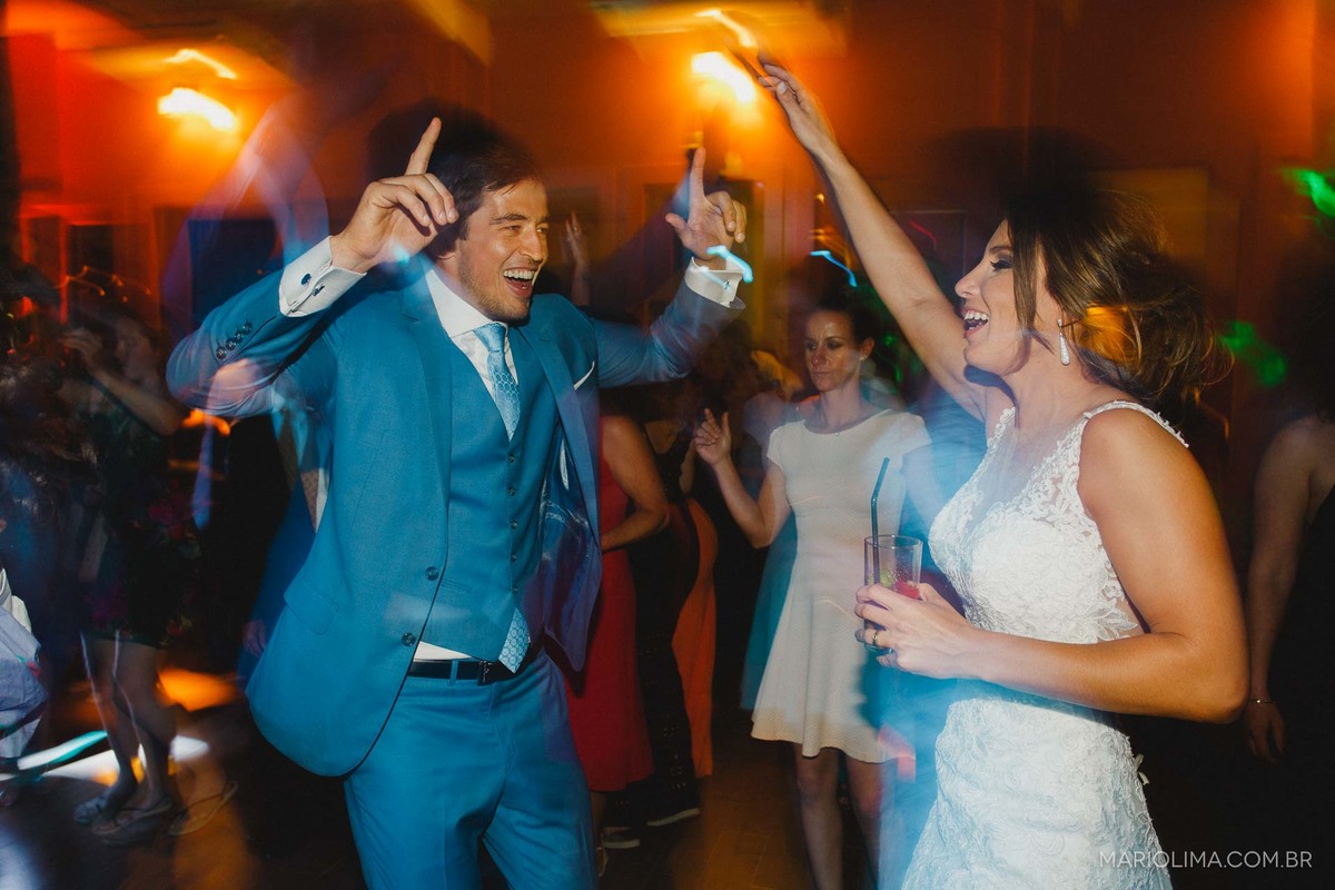 Noivos dançando em festa de casamento no Gare da Mata em São Roque - SP