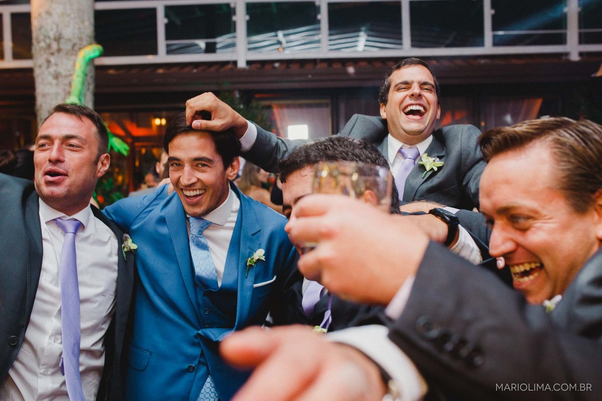 Noivo dançando com padrinhos e familiares em Gare da Mata em São Roque - SP