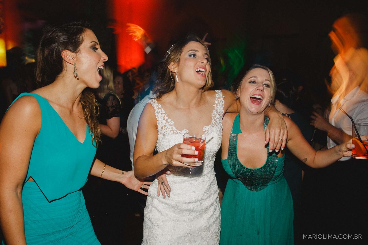 Noiva dançando com madrinhas em festa de casamento no Gare da Mata em São Roque - SP