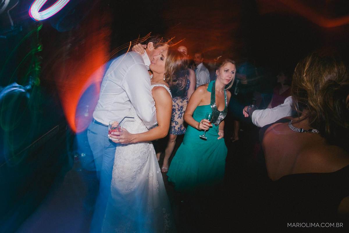 Noivos se beijando em festa de casamento no Gare da Mata em São Roque - SP