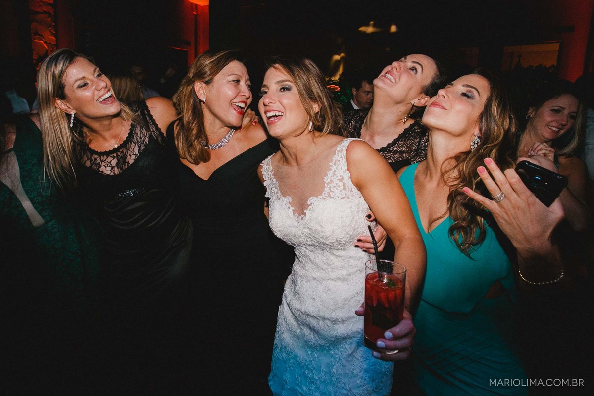 Noiva bebendo e dançando com as amigas em festa de casamento no Gare da Mata em São Roque - SP